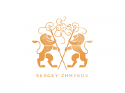 Геральдический логотип, где изображены 2 льва, которые вышивают инициалы «S» и ...