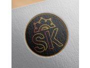 Логотип представляет из себя круг в который вписаны буквы SK, сверху которых ра...