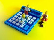 Lego men собирают калькулятор.