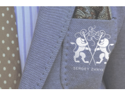 Геральдический логотип, где изображены 2 льва, которые вышивают инициалы «S» и ...